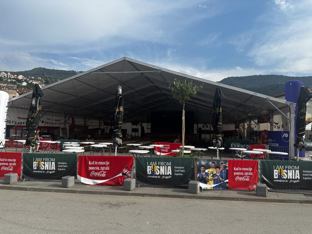 Leere Public-Viewing-Fläche mit „I am from Bosnia"-Bannern in Sarajevo