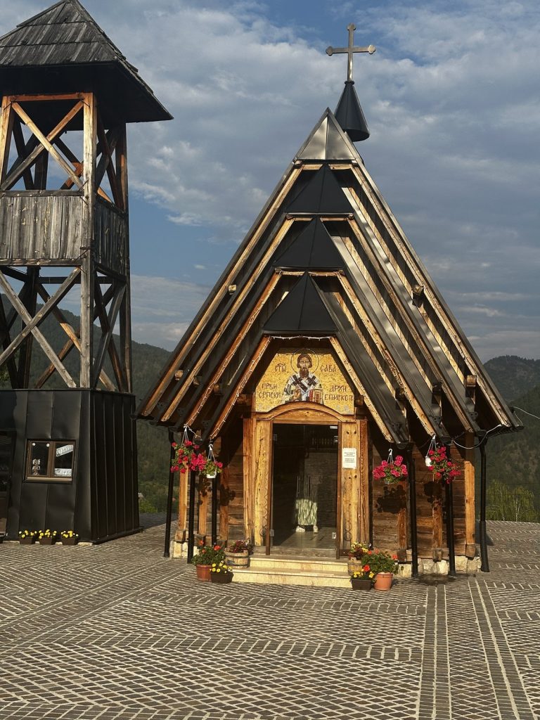 Kleine Holzkapelle in Drvengrad im warmen Abendlicht