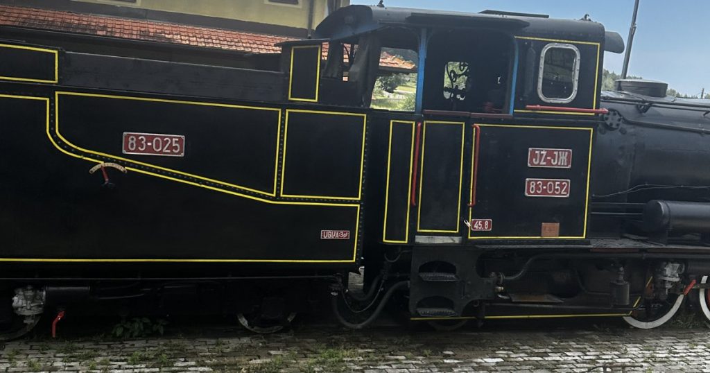Schwarze historische Dampflokomotive der Šargan-Acht in Mokra Gora