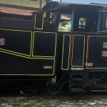 Schwarze historische Dampflokomotive der Šargan-Acht in Mokra Gora