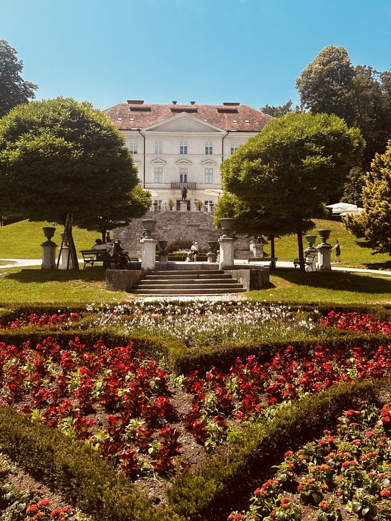 Blumenbeete vor dem Herrenhaus im Tivoli-Park in Ljubljana