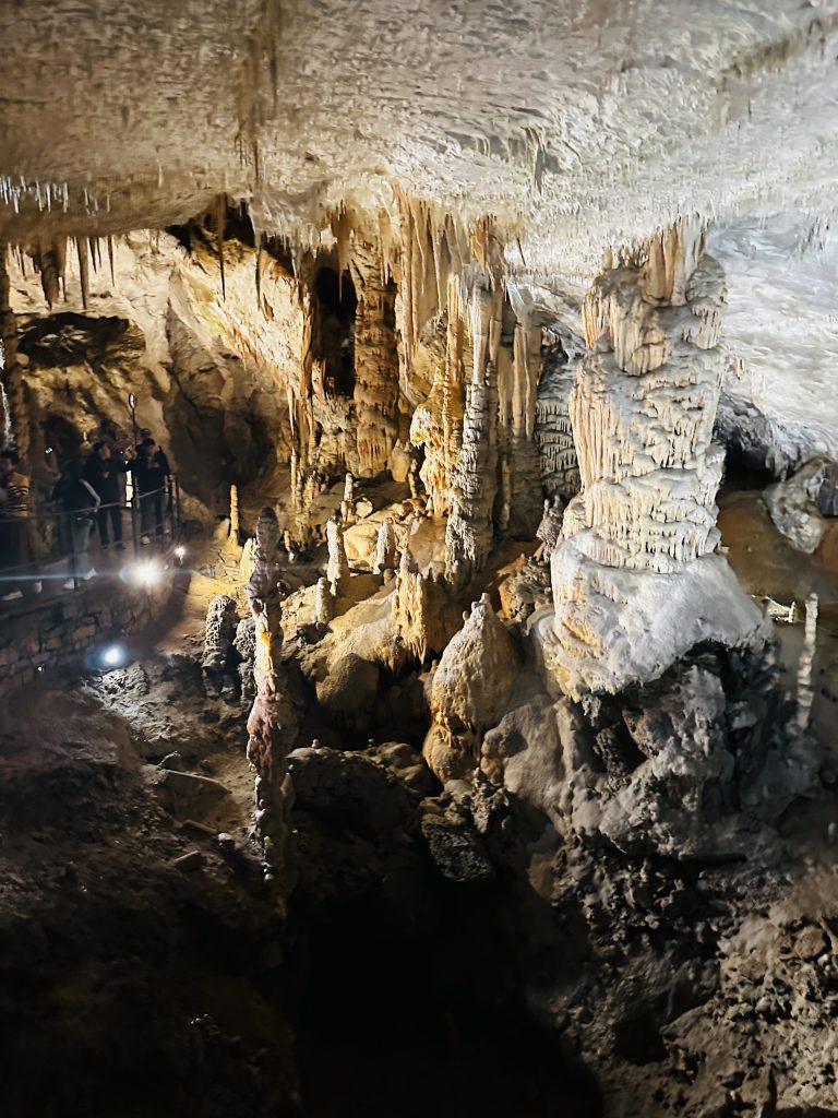 Mächtige Tropfsteinsäulen und Stalaktiten in der Postojna-Höhle