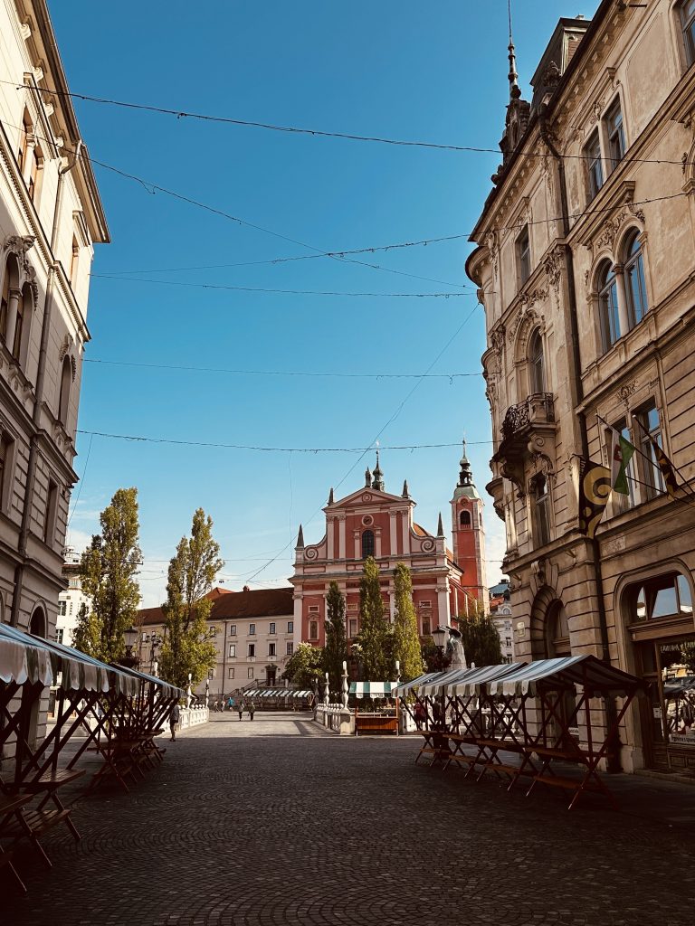 Eine noch fast leere Gasse in der Altstadt von Ljubljana am frühen Morgen.