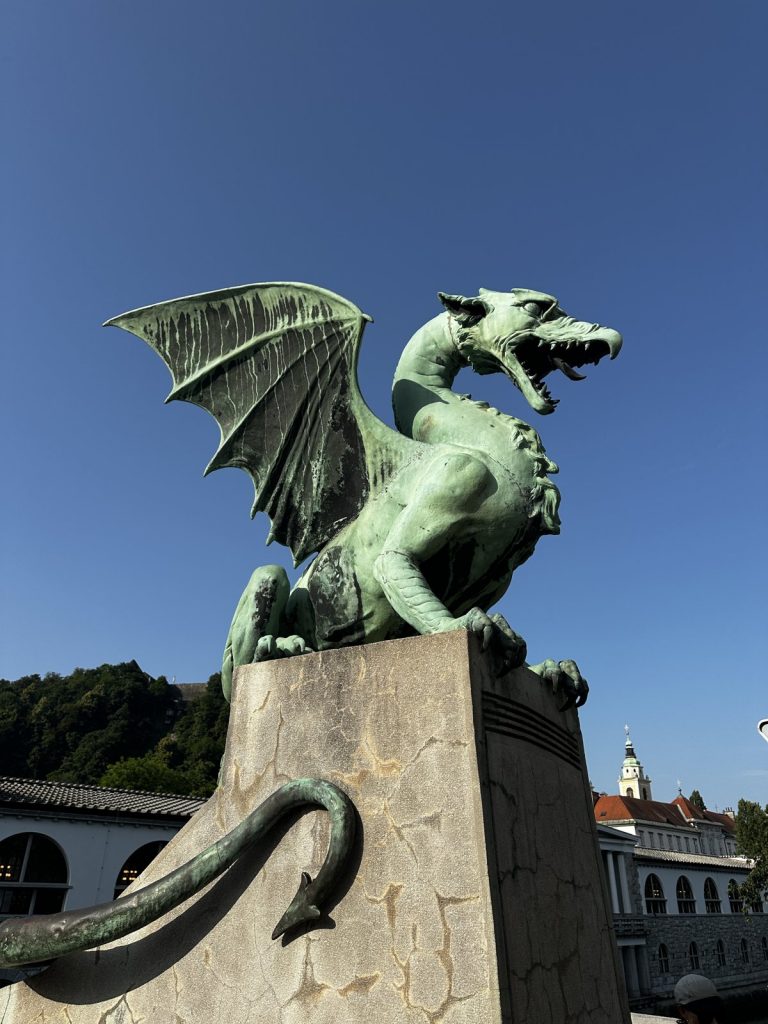 Die grüne Drachenstatue auf der Drachenbrücke, dem Wahrzeichen von Ljubljana.