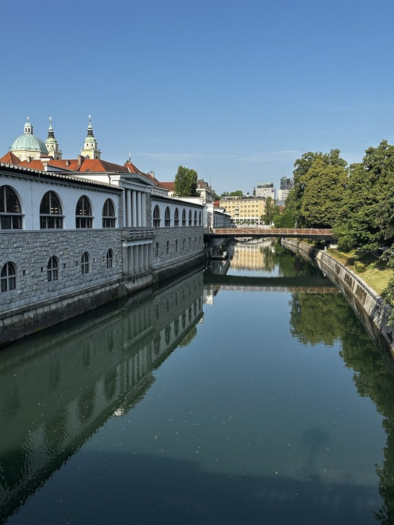 Plečniks Markthalle und die Uferpromenade entlang der Ljubljanica.