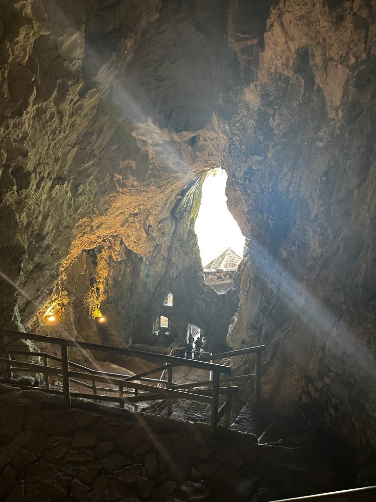 Lichteinfall in der Höhle hinter der Felsenburg Predjama