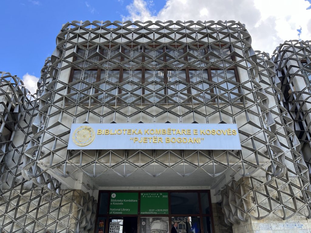 Die von Metallgittern und Kuppeln überzogene Nationalbibliothek des Kosovo in Priština aus der Nähe