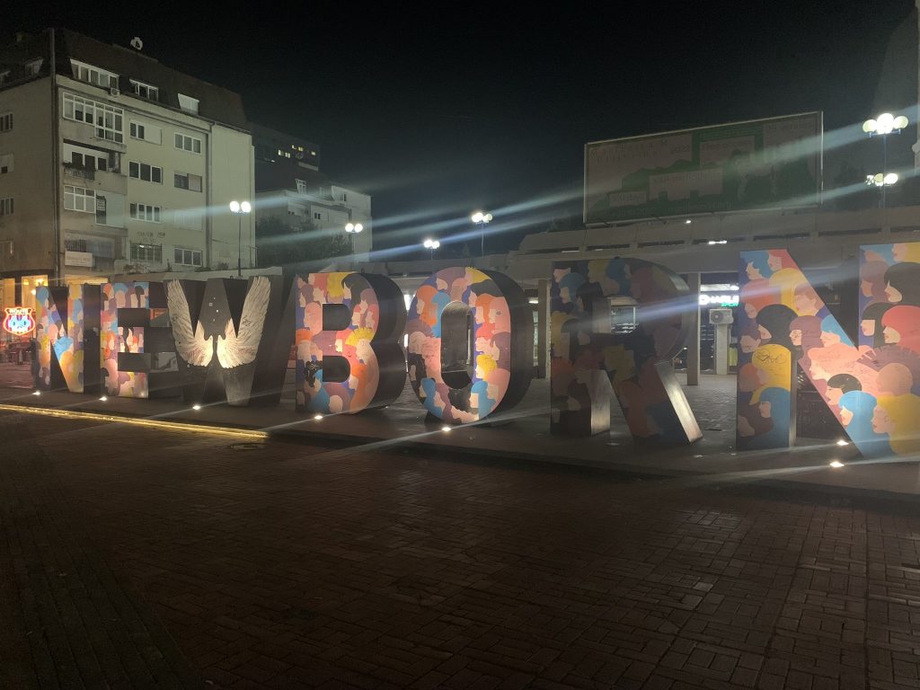 Das beleuchtete NEWBORN-Monument bei Nacht in Priština