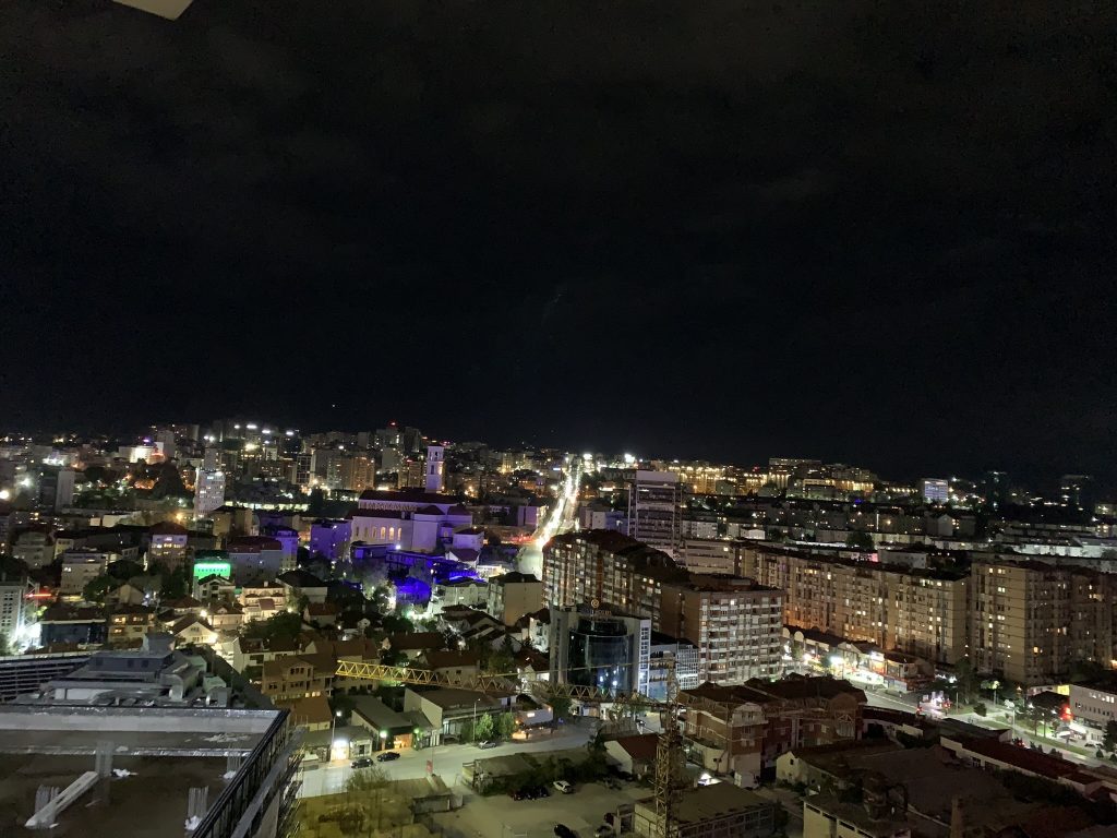 Nächtliche Skyline von Priština von oben