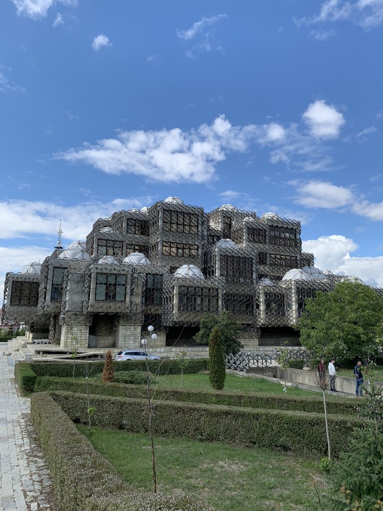 Die von Metallgittern und Kuppeln überzogene Nationalbibliothek des Kosovo in Priština von Weitem