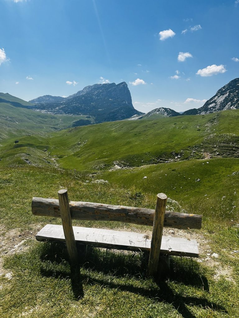 Holzbank an einem Aussichtspunkt mit Blick auf die Durmitor-Berge