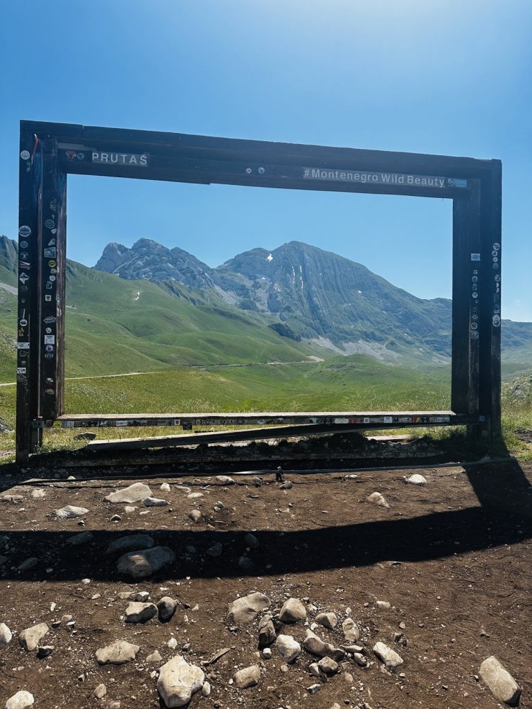Großer Fotorahmen als Aussichtspunkt über den Durmitor-Bergen