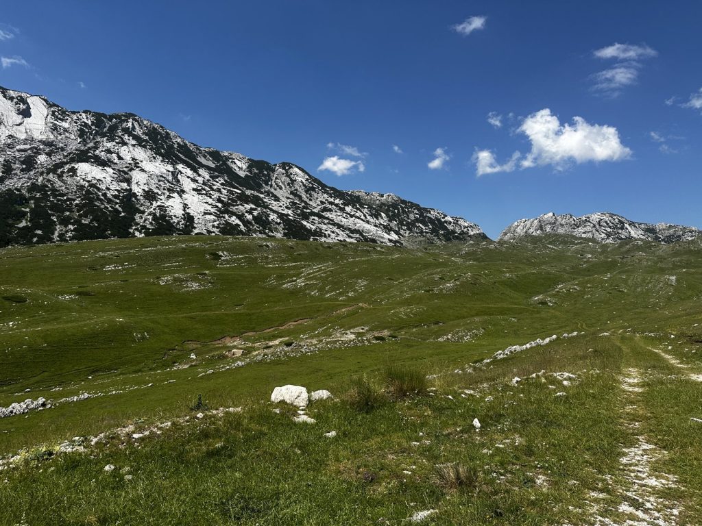 Schneegestreifter Felsgrat über der Hochebene im Durmitor