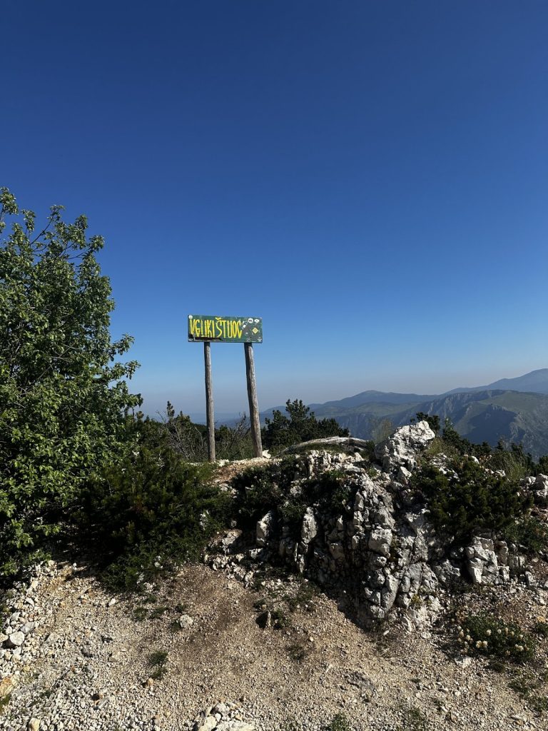 Schild „Veliki Štuoc" am höchsten Punkt des Durmitor-Rings
