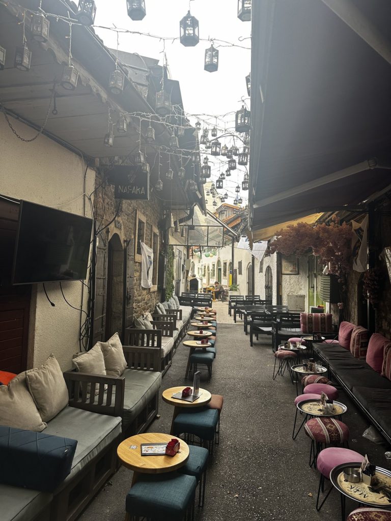 Eine stille Gasse in der Baščaršija mit orientalischen Sitzkissen vor den Cafés.