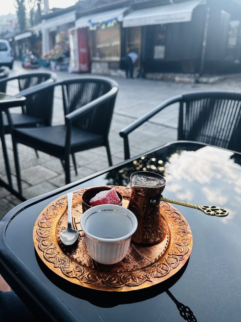 Bosnischer Kaffee im Kupferset mit Kanne, Tässchen und einem Stück Rahat Lokum auf einem kleinen Tablett.