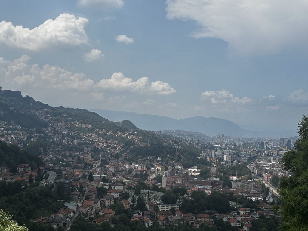 Blick von der Weißen Festung über das im Talkessel liegende Sarajevo.