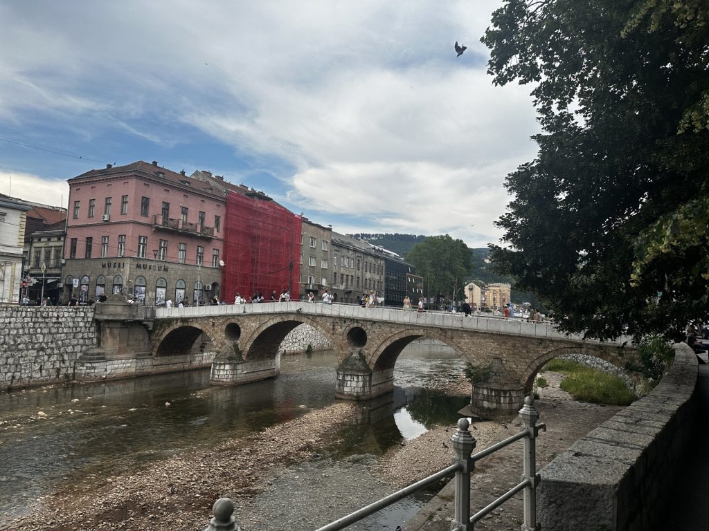 Die unscheinbare Lateinerbrücke über die Miljacka, Schauplatz des Attentats von 1914.