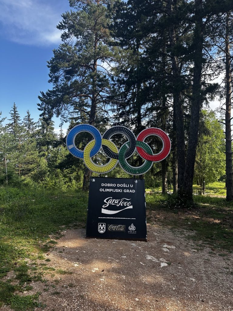 Die Olympischen Ringe von 1984 auf dem Trebević oberhalb von Sarajevo.