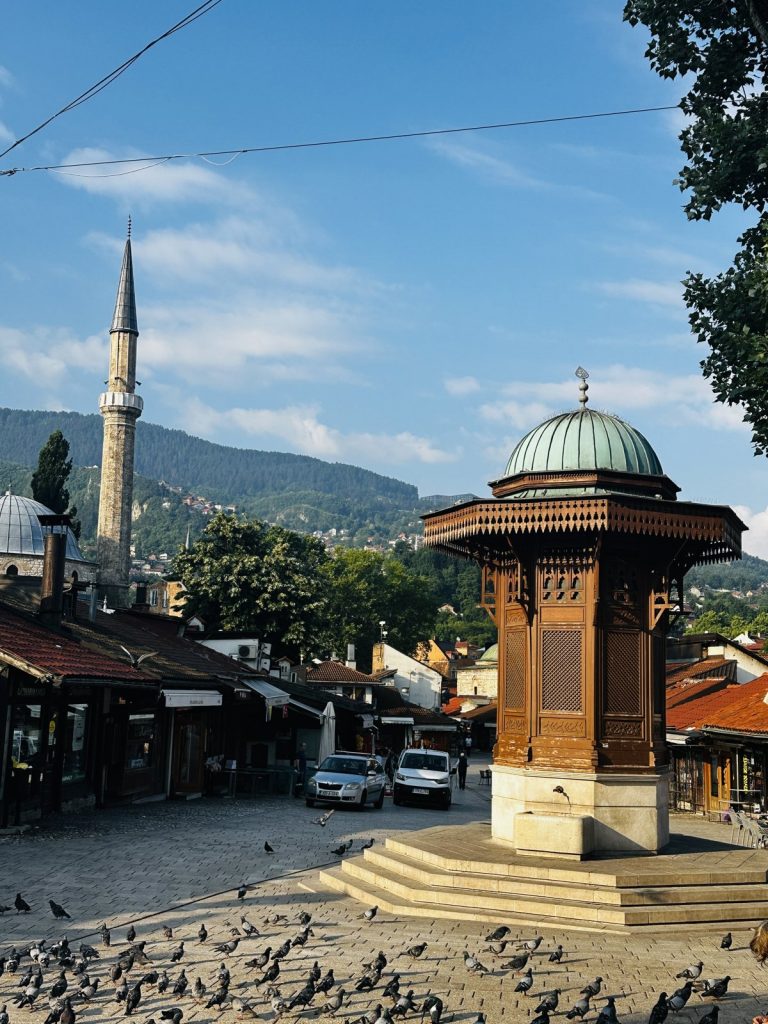 Eine stille Gasse in der Baščaršija mit orientalischen Sitzkissen vor den Cafés.