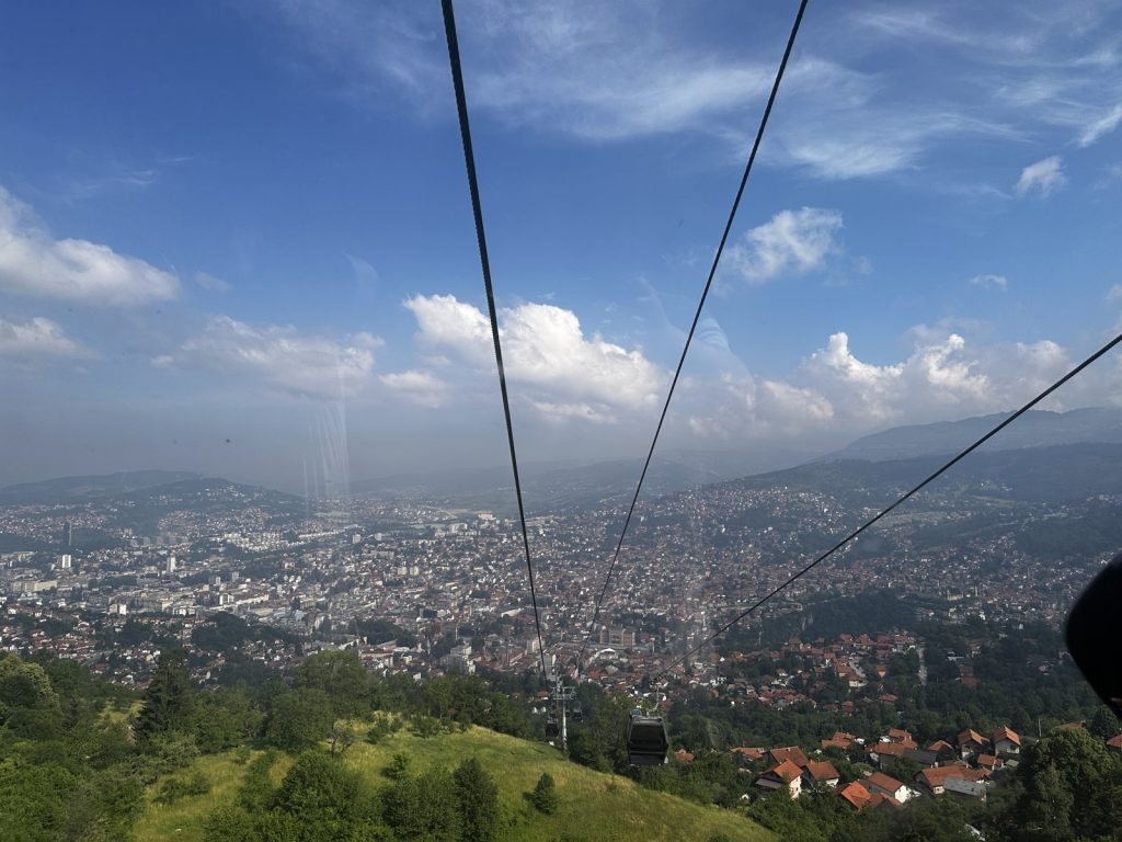 Blick aus der Trebević-Seilbahn über den engen Talkessel von Sarajevo.