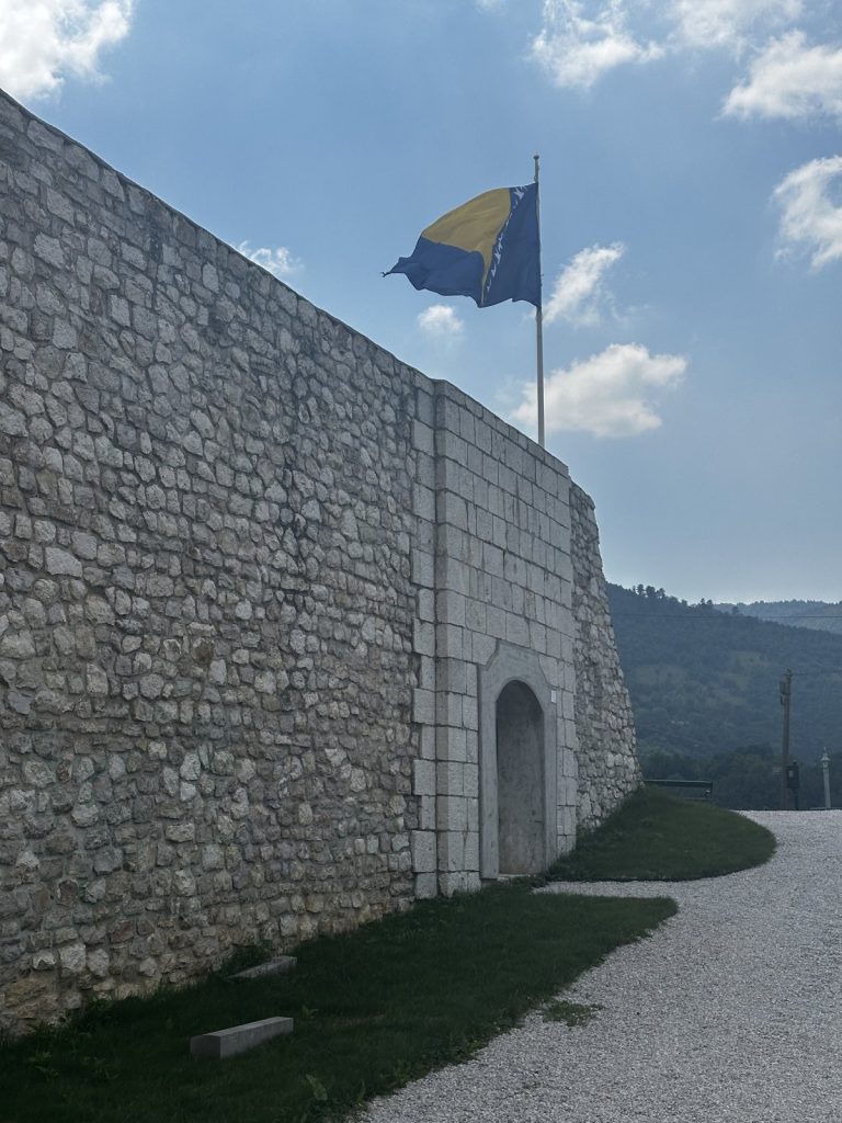 Die verfallene Weiße Festung Bijela Tabija oberhalb von Sarajevo mit wehender bosnischer Fahne.