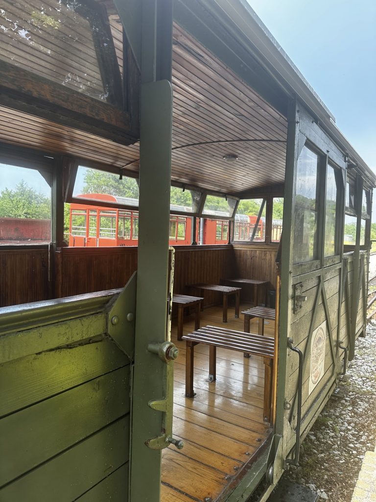 Holzverkleideter Innenraum eines Waggons der Šargan-Acht mit Bänken