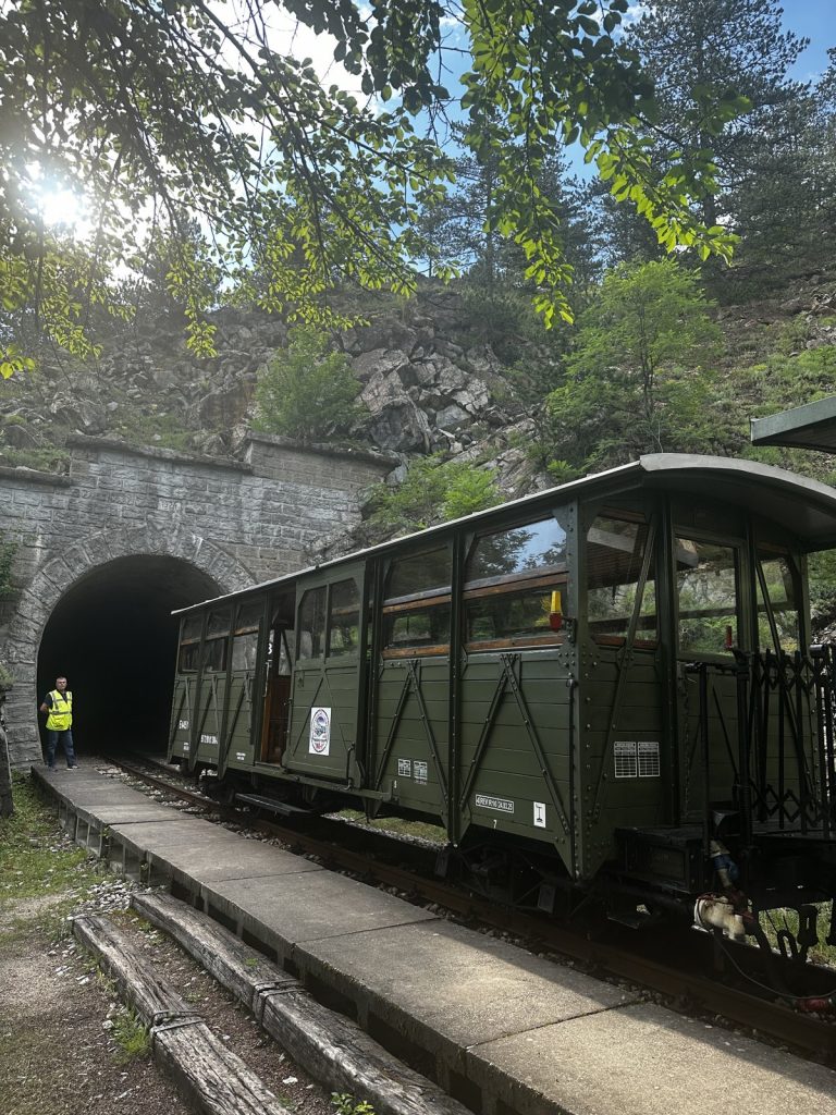 Der Zug der Šargan-Acht vor einem Tunnelportal in Westserbien
