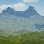 Markanter Doppelgipfel über der grünen Hochebene am Durmitor-Ring in Montenegro