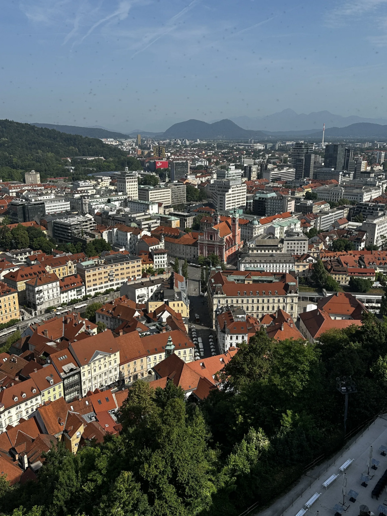 Panorama über die Dächer von Ljubljana mit den Bergen im Hintergrund