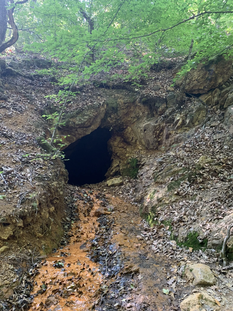 Rostrot verkrustete saure Quelle (Đavolja voda) in der Teufelsstadt