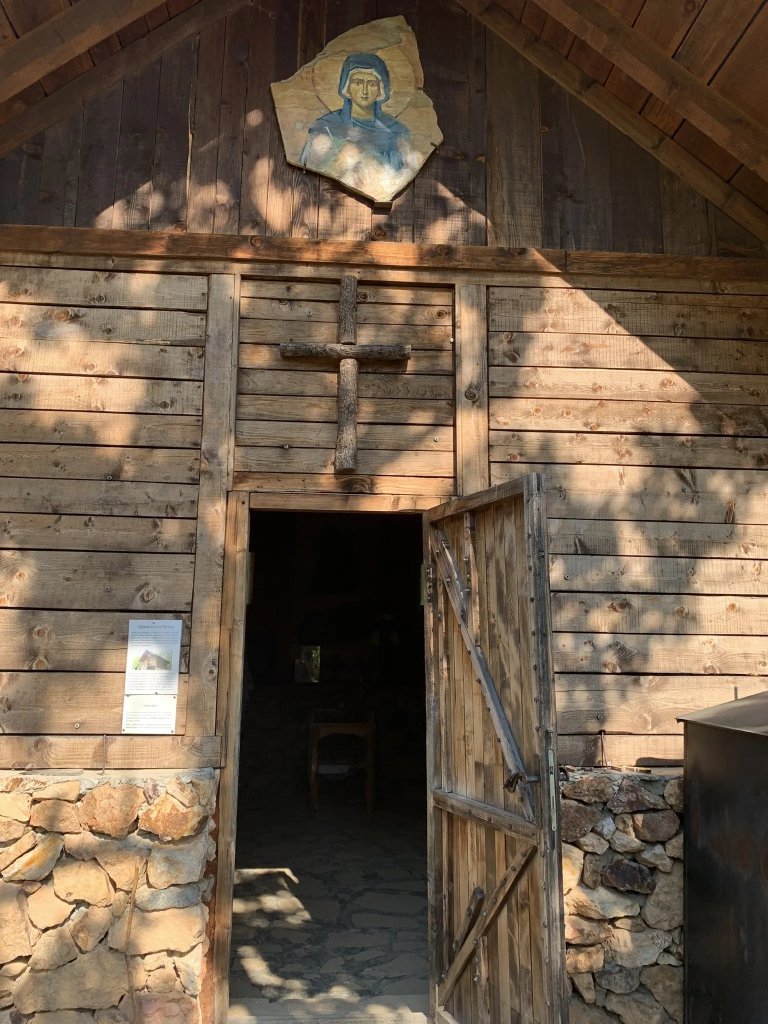 Kleine hölzerne Kapelle am Weg der Teufelsstadt Đavolja Varoš