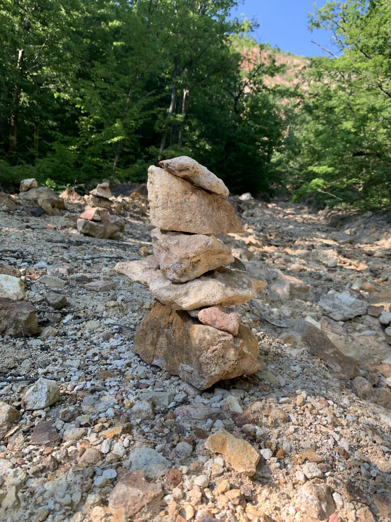 Aufgeschichtete Steinmännchen am Wanderweg von Đavolja Varoš