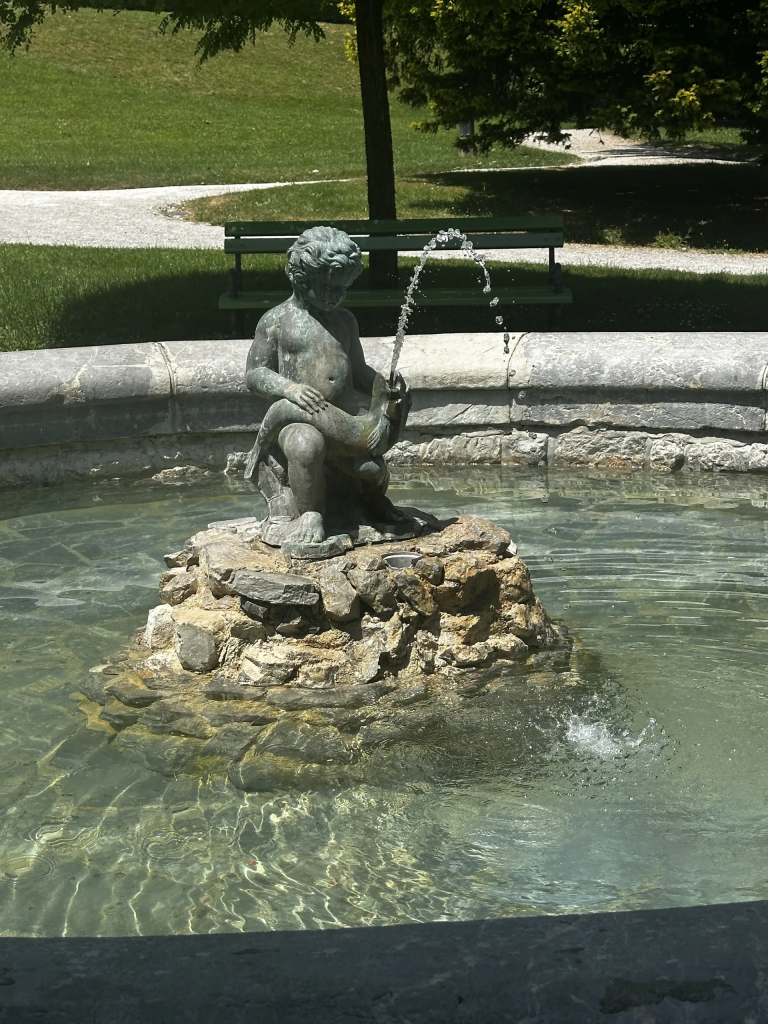 Brunnen mit Putten-Skulptur in einem Park in Ljubljana