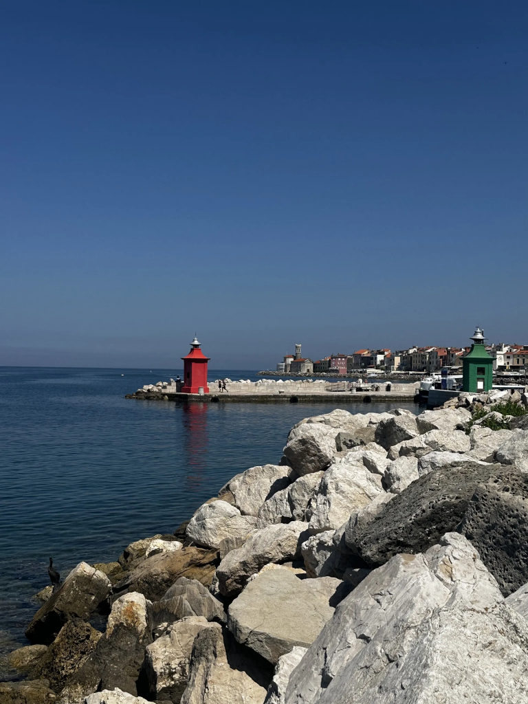 Der rote Leuchtturm an der Landspitze Punta von Piran