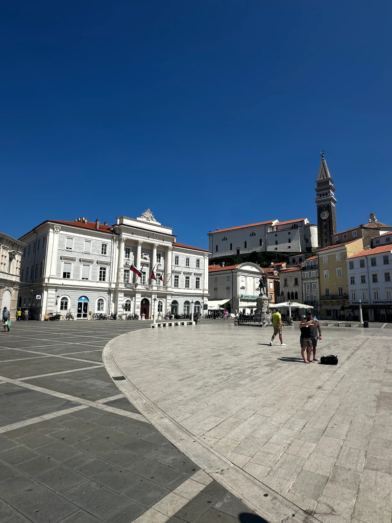 Der ovale Tartini-Platz mit Rathaus und Denkmal in Piran