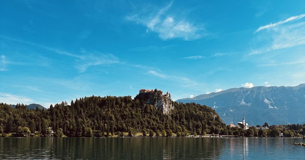 Die mittelalterliche Bleder Burg auf dem Felsen hoch über dem See
