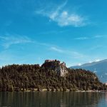 Die mittelalterliche Bleder Burg auf dem Felsen hoch über dem See