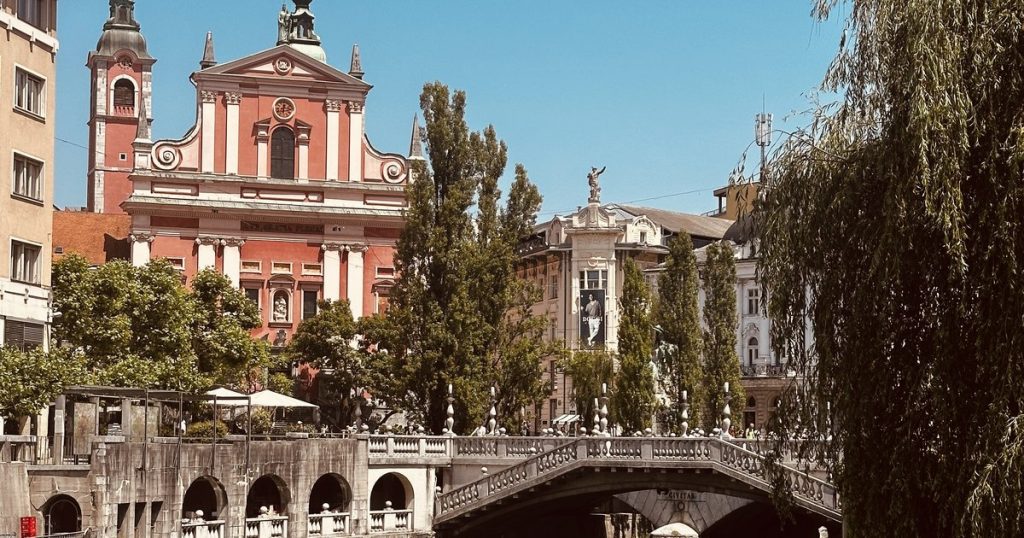 Die Tromostovje-Brücke und die rosa Franziskanerkirche am Ljubljanica-Fluss in Ljubljana