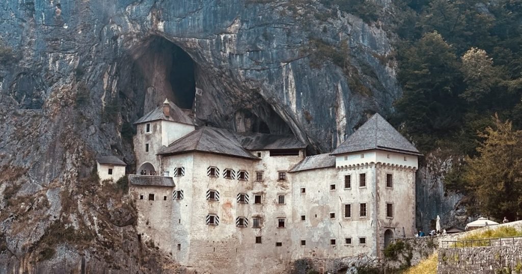 Die Felsenburg Predjama klebt in einer senkrechten Felswand in Slowenien