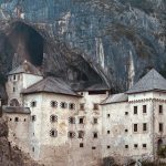 Die Felsenburg Predjama klebt in einer senkrechten Felswand in Slowenien