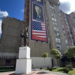 Bronzestatue von Bill Clinton am Bill-Clinton-Boulevard in Priština