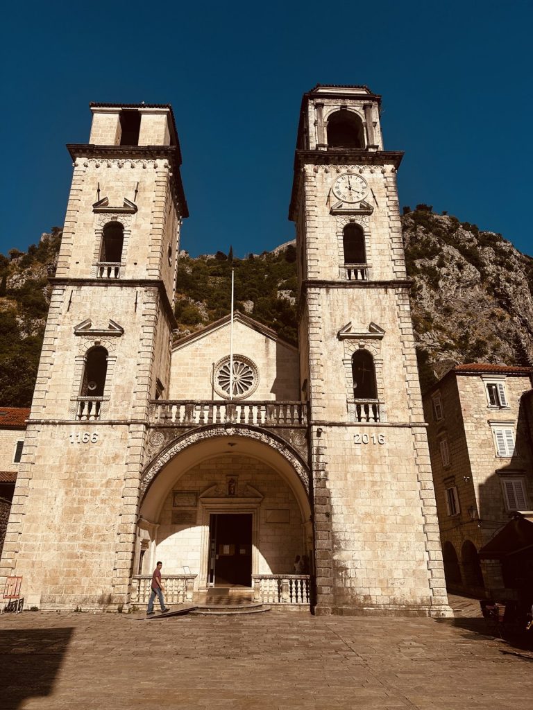 Die romanische Kathedrale des Heiligen Tryphon in Kotor mit ihren zwei Türmen.