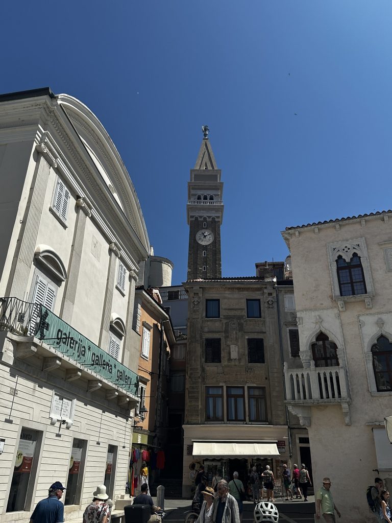 Die Altstadt von Piran mit venezianischem Glockenturm über den Dächern.