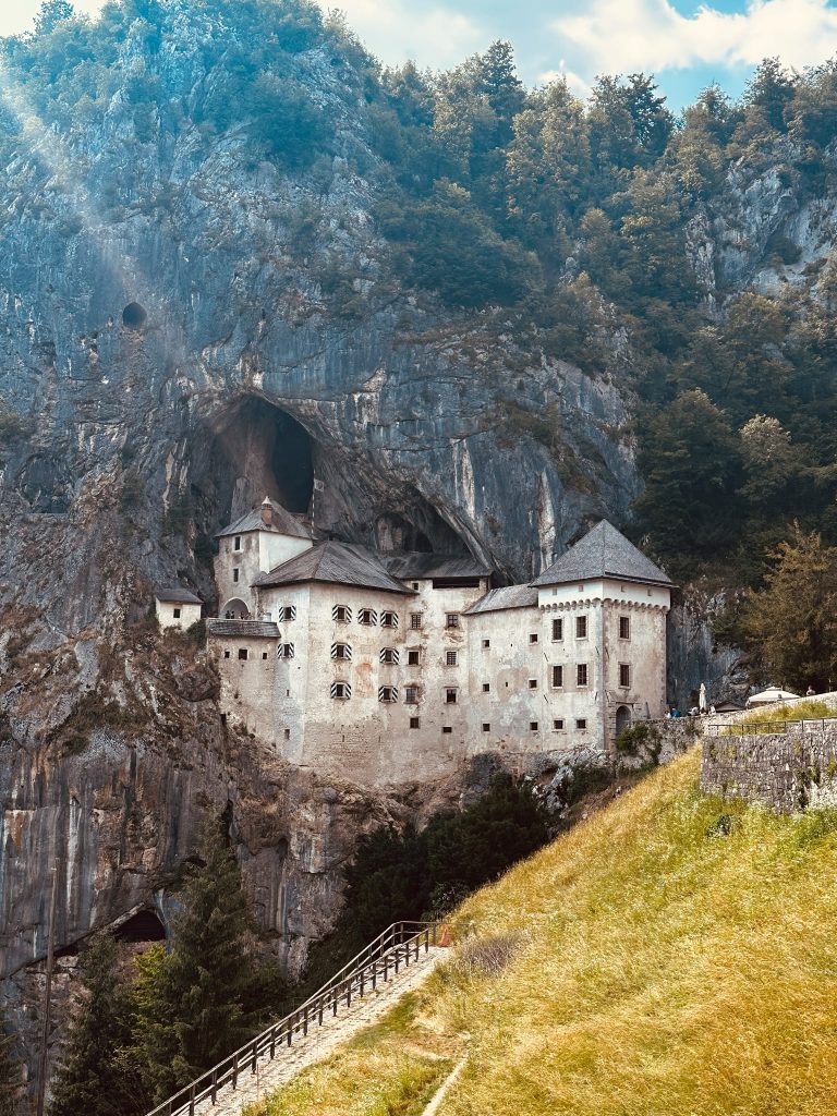 Die Felsenburg Predjama in einer senkrechten Felswand.