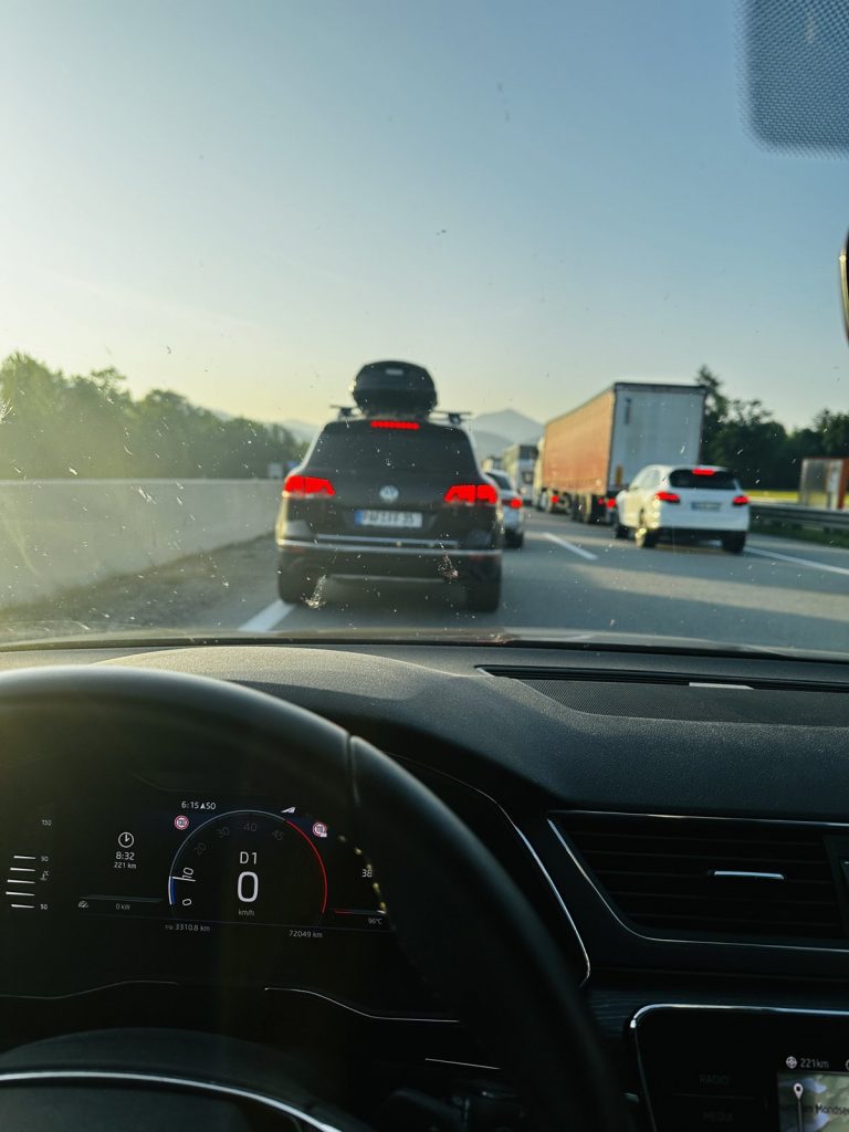 Stau auf der Autobahn Richtung Süden am frühen Morgen, Blick aus dem Auto.